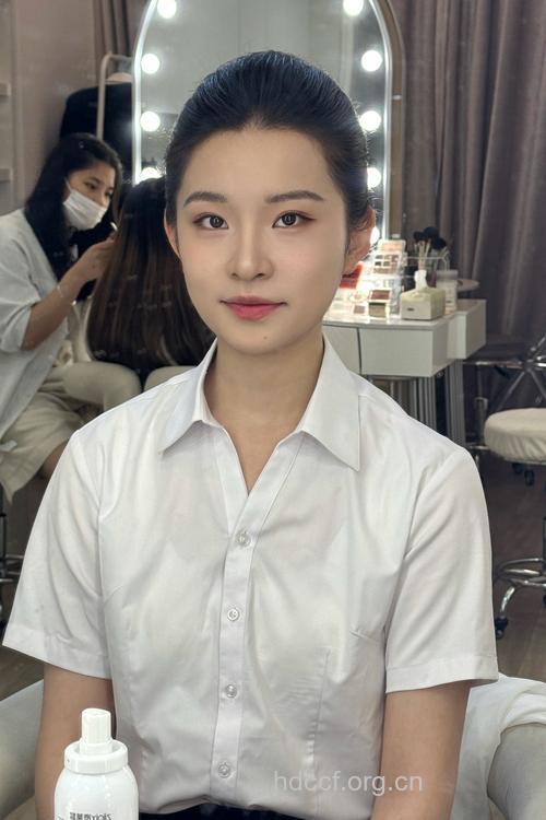 白领化妆技巧 打造清爽妆容