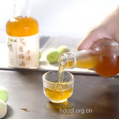 女人常饮青梅酒 解毒养颜抗衰老