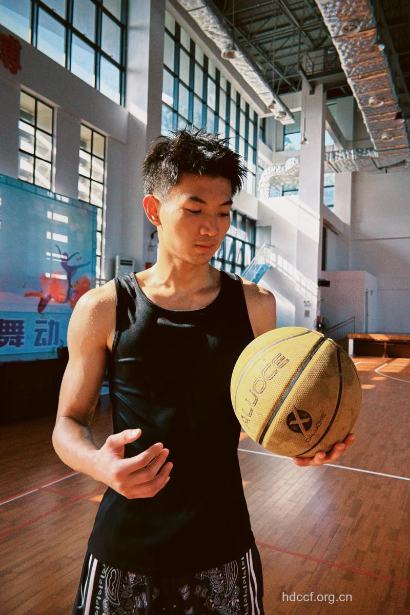 31岁壮男打球减肥突发心梗 打篮球能减肥吗