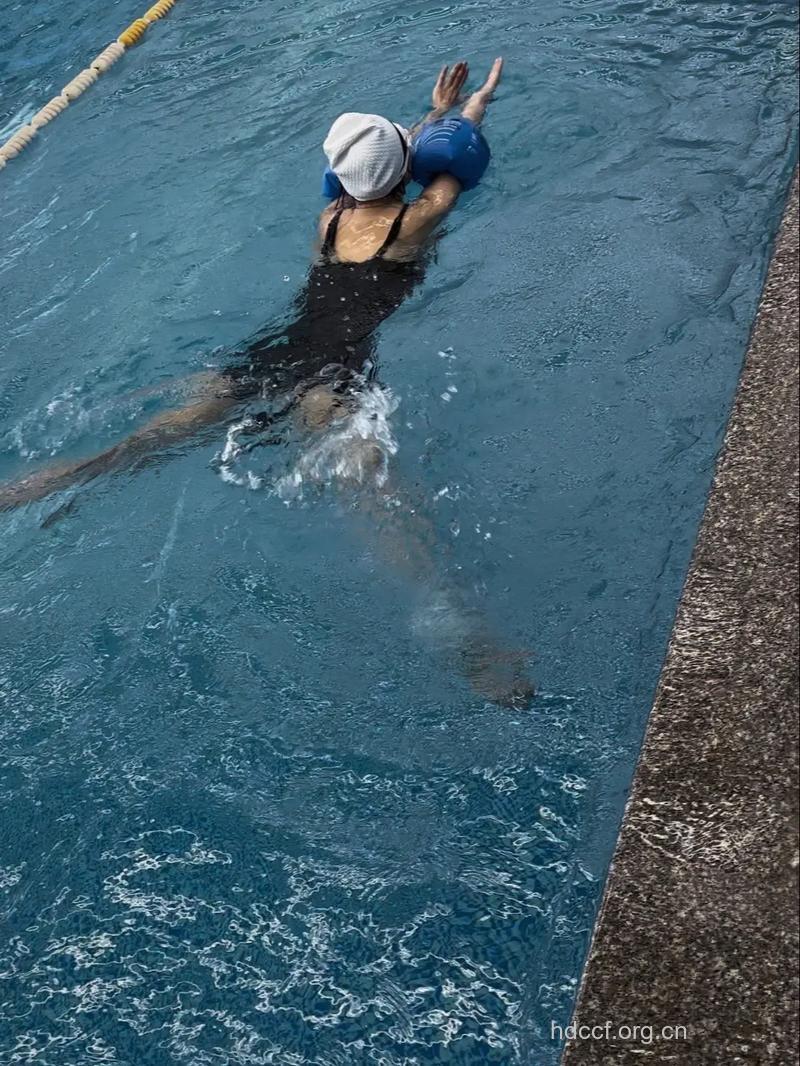 女性游泳应怎么什么？