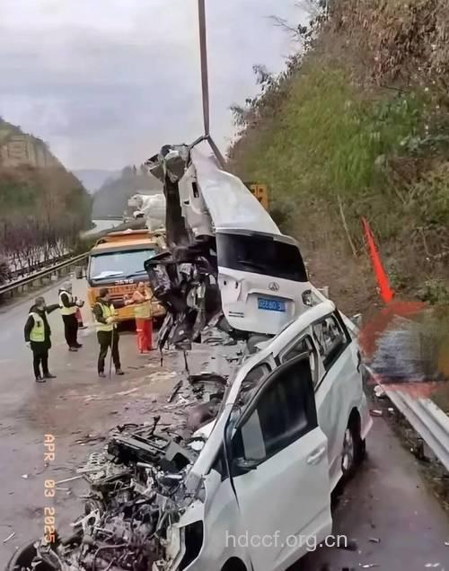重庆一家8口自驾回深圳上班路上撞山 7死1伤
