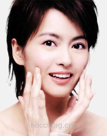 梁咏琪矿泉水护肤方法