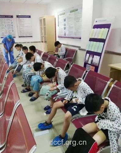 9岁男孩重达60公斤 小鸡鸡“不见了”只能蹲着尿