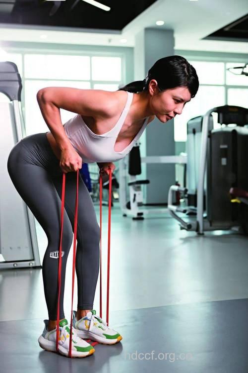 一根带子一副哑铃让你拥有完美的背部线条