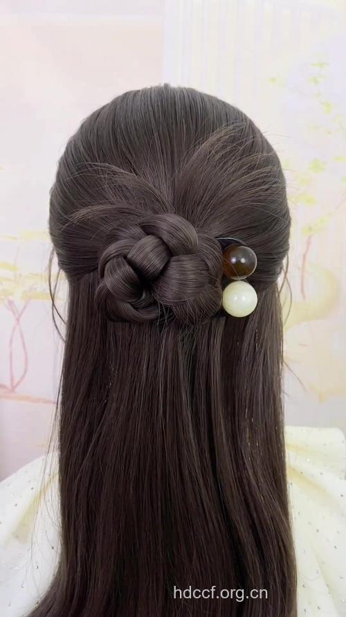 玩转小清新 半扎丸子头扎起来