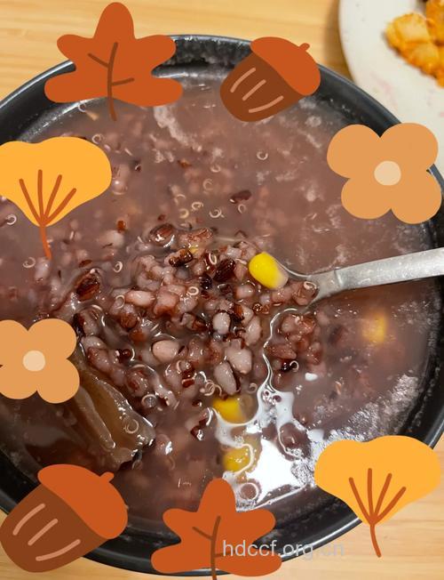 减肥粥：芒果草莓黑米粥的做法