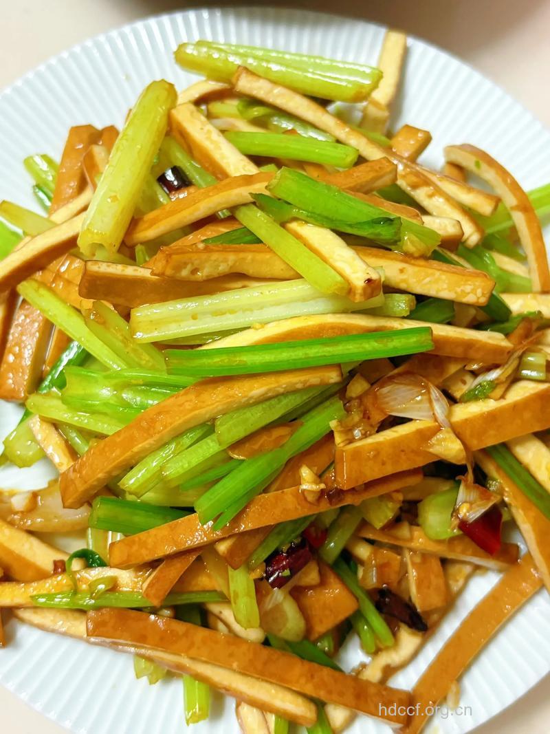 夏季减肥食谱之芹菜香干的做法