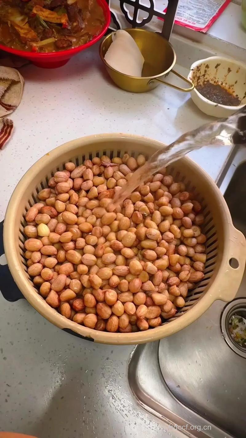 巧用花生米快速丰胸