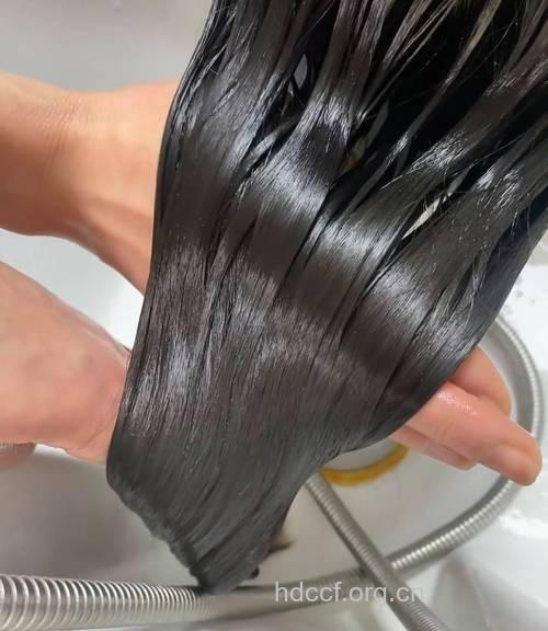 护发素只涂抹在发丝上