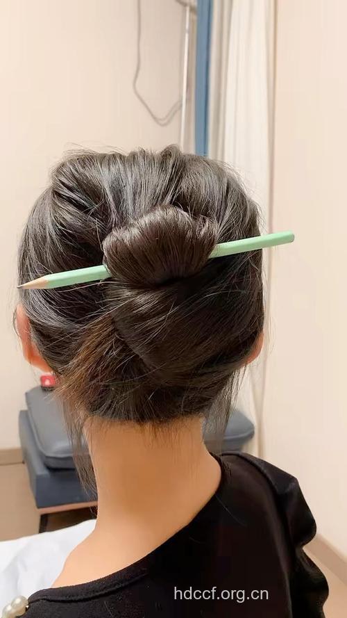 用铅笔盘发的方法 简单实用