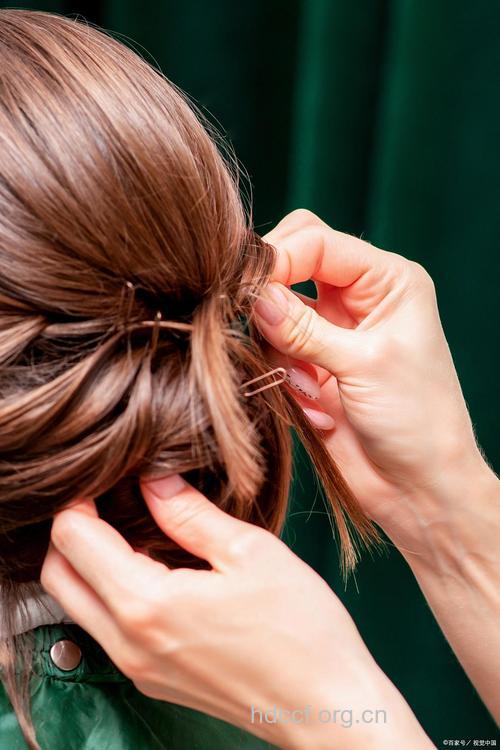 超简单打结发髻 静电也不怕