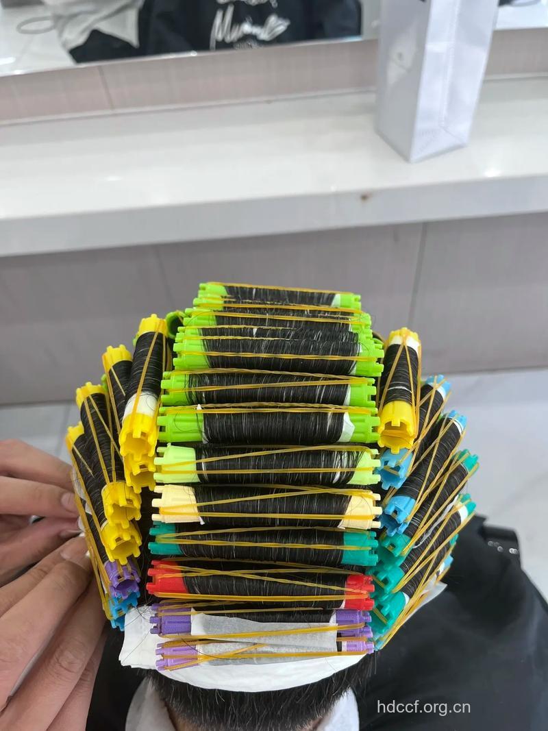 用卷发棒给短发卷发方法