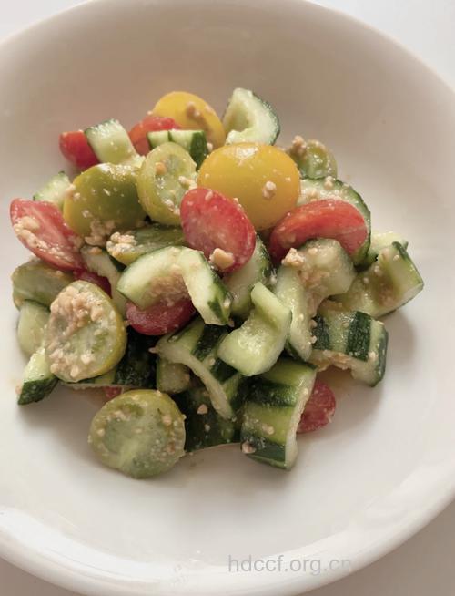 自制减肥沙拉：黄瓜番茄沙拉的做法
