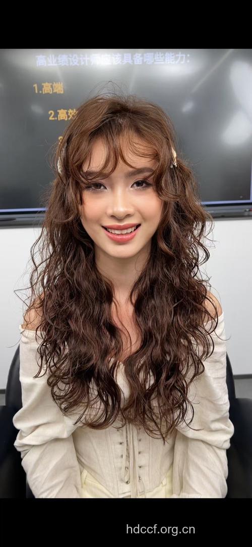 大卷发巧变活泼歪发髻