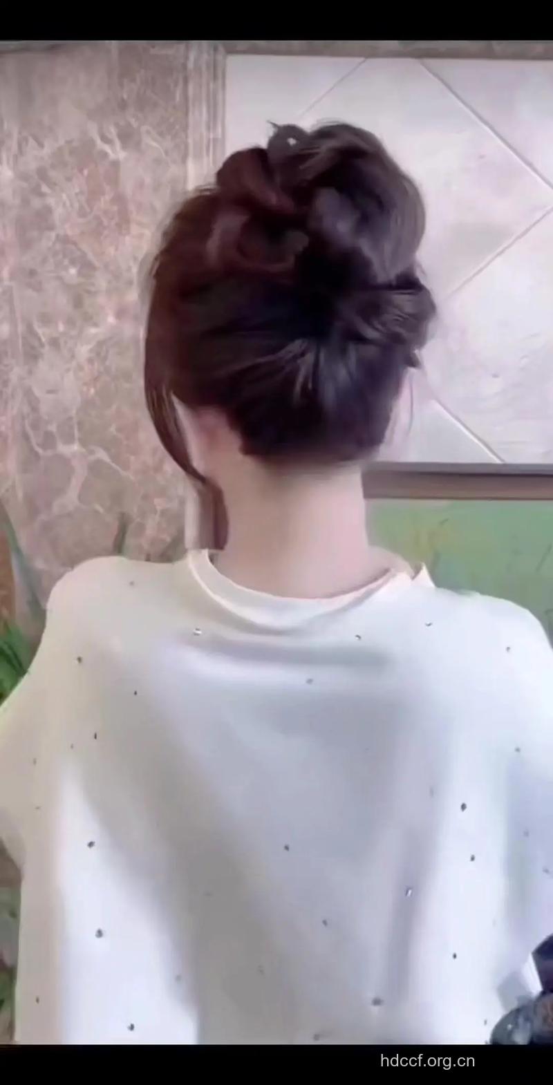 顺直长发扎花苞头步骤