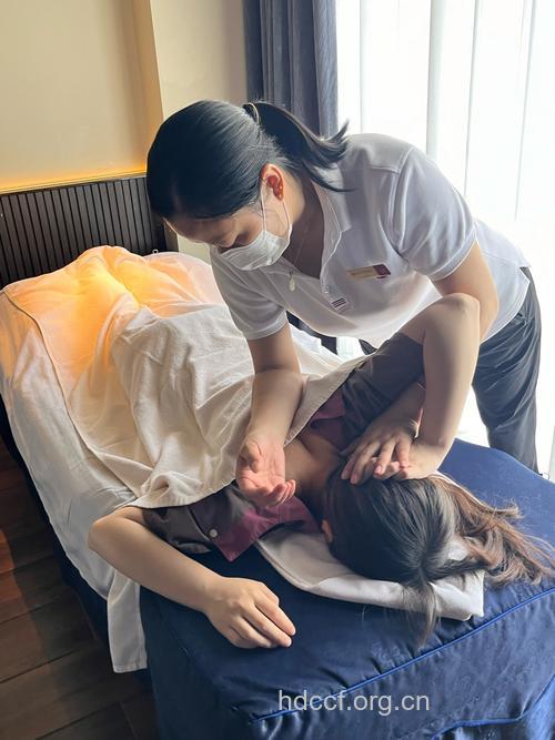 学习按摩手法 体验另类美容