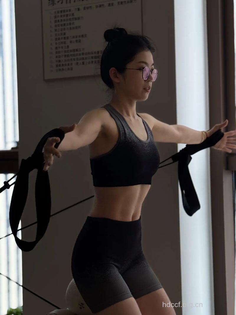 “腹肌阿姨”夺健美冠军 女人如何练腹肌