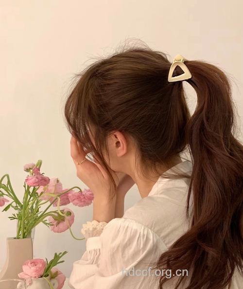 今夏马尾新发型 甩出青春少女味