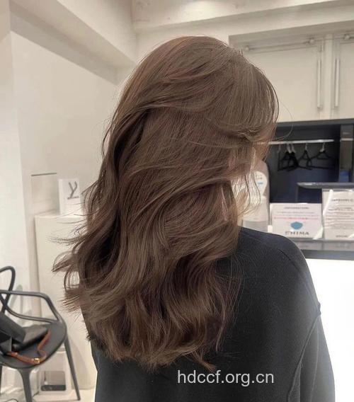 盘点亚麻色染发与着装技巧