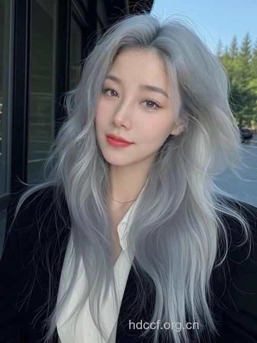 染什么颜色的头发皮肤会变白？