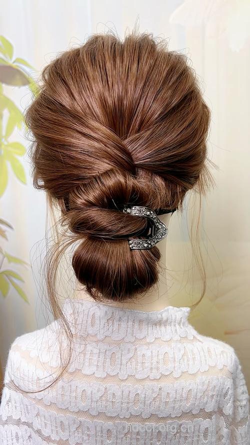 简单易学 横扫韩国街头的经典韩式盘发