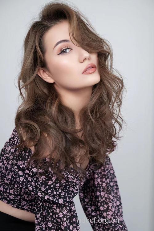 个性又妩媚的混血模特发型秀