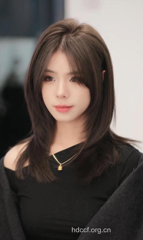 气质作伴 时尚无刘海发型潮