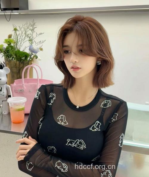 超显气质 迷人外翻卷发修饰胖脸型