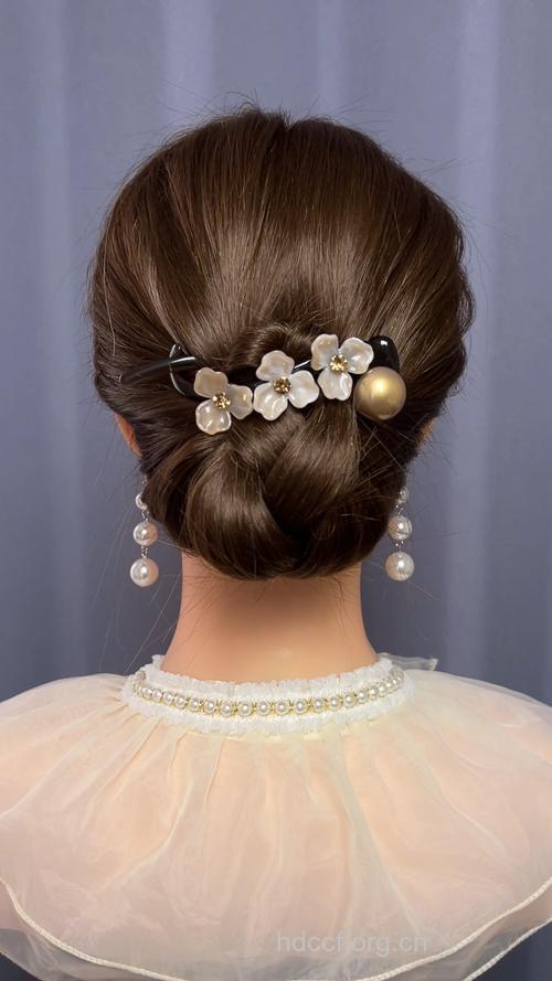 魅力升级 巧用项链点缀盘发