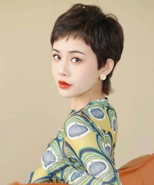 装嫩宝典之时尚俊俏短发