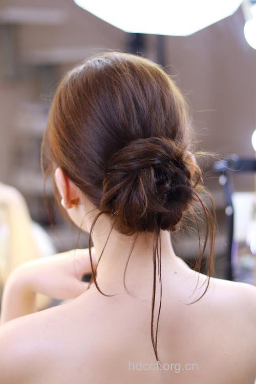 清爽夏日 魅力盘发进行时