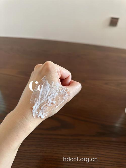 颗粒状的去角质磨砂膏会让毛孔越来越大吗？