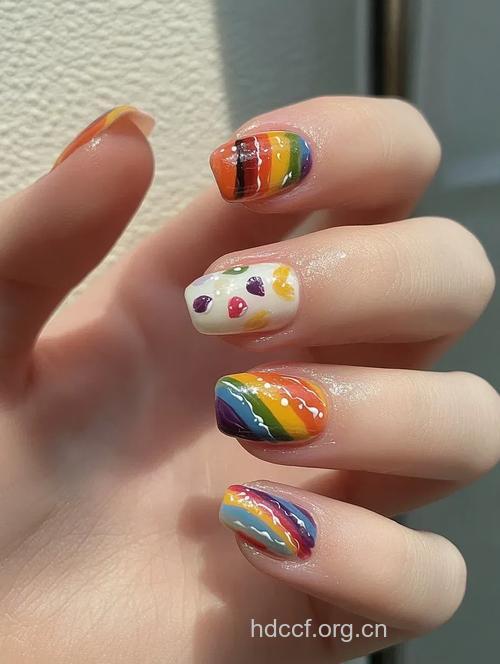 蓝天彩虹美甲 指甲油怎么涂才好看