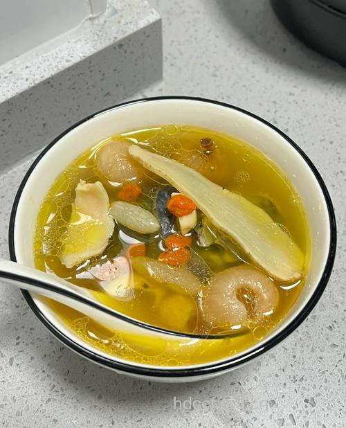 女人玉竹煲鸡脚对皮肤好