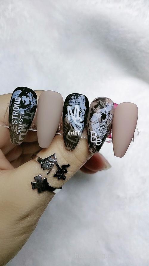 DIY报纸文字美甲