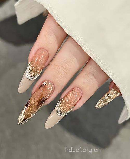 伦敦美甲大师：V型槽美甲时代到来