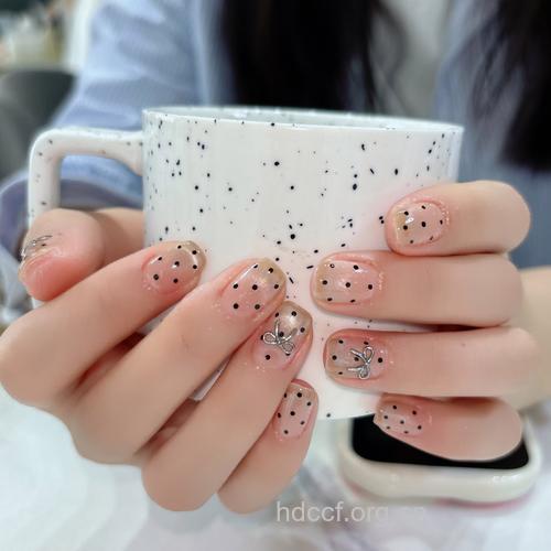 复古波点美甲图案