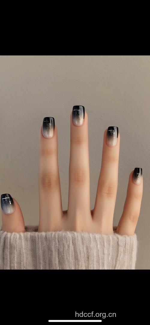 适合秋季的深色指甲油