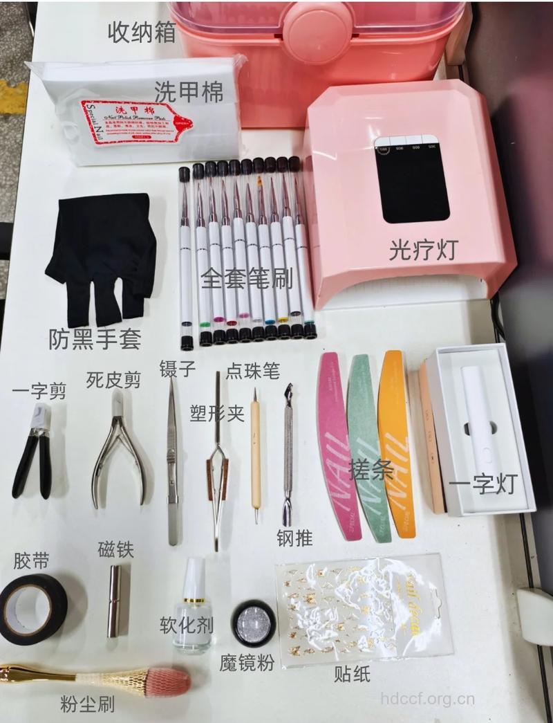 拥有靓甲的5个美甲工具