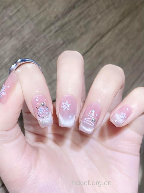 用牙签DIY彩绘雪花美甲