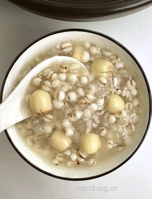 美白肌肤要常喝薏米粥