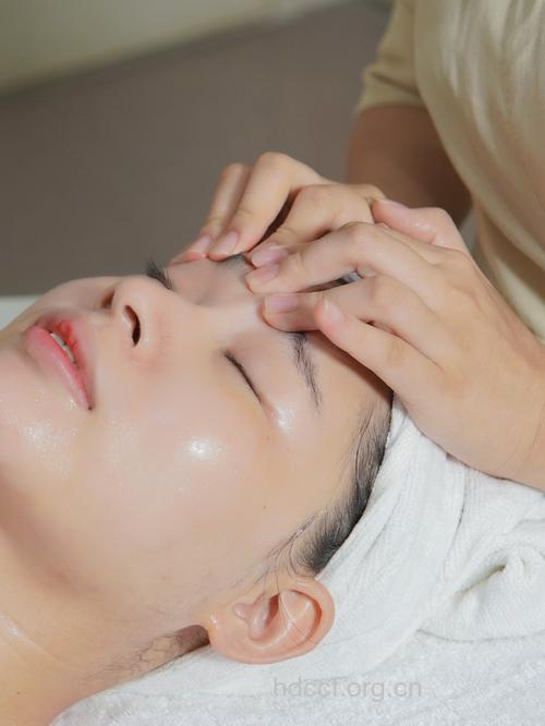 秋季面部保湿按摩