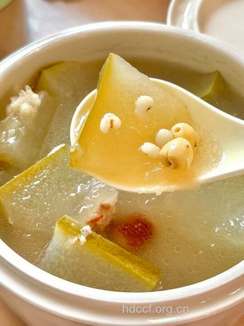 去眼袋吃冬瓜薏仁排骨汤