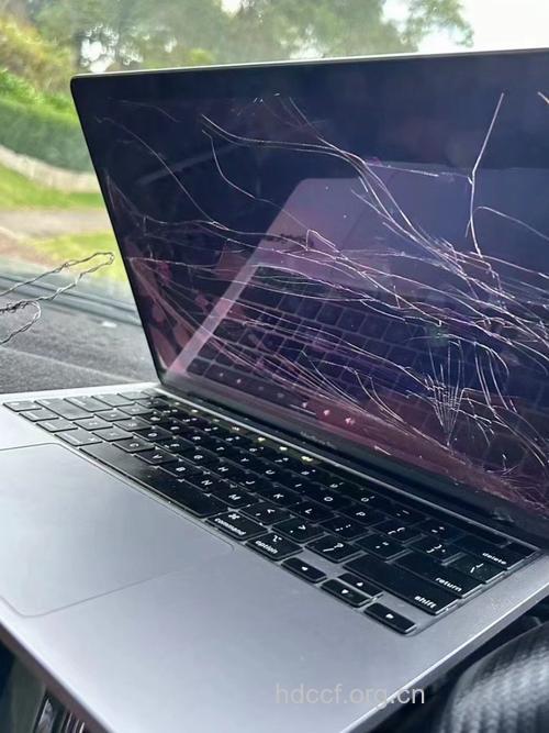 电脑屏幕不干净 小心伤脸