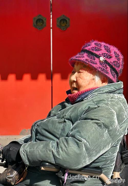 老人晒太阳最好穿红色衣服