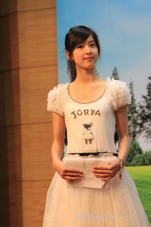 腹有诗书气自华 "奶茶妹妹"清纯造型