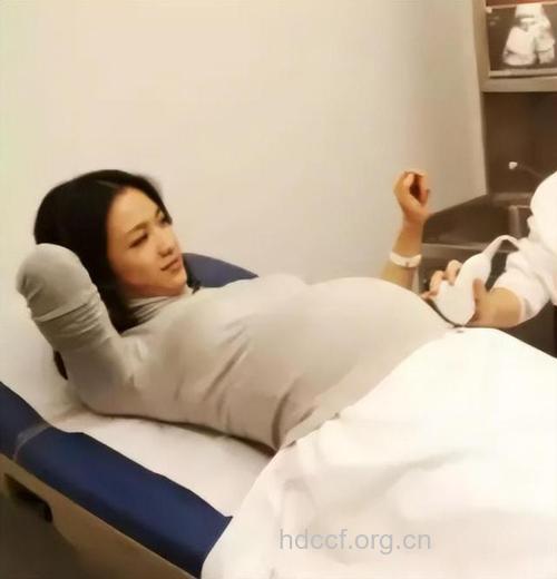 汤唯挺孕肚亮相发福 孕期如何控制体重