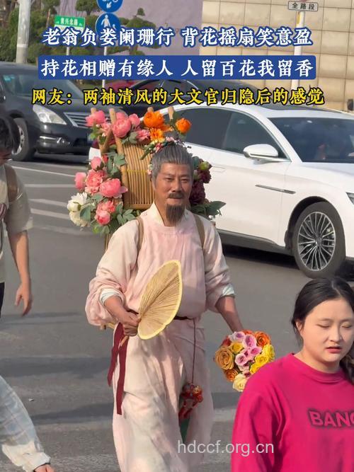 老人经常摇扇有什么好处