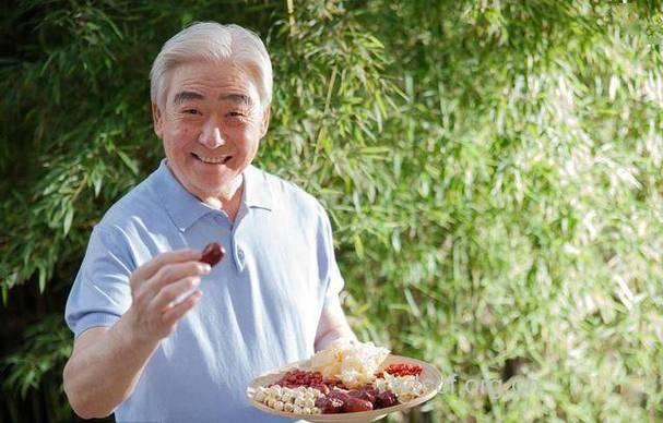 老年人应多吃谷物多晒自然光