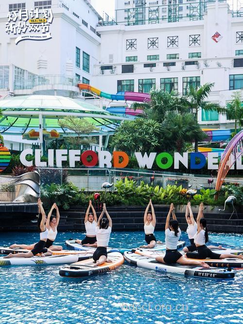 水中瑜伽 让你变身泳池辣妹